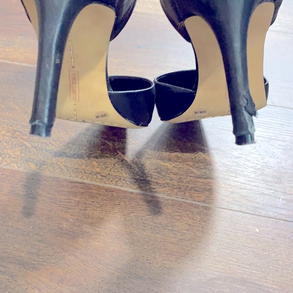 Black leather Vince Camuto D’Orsay pump. - Picture 6 of 7